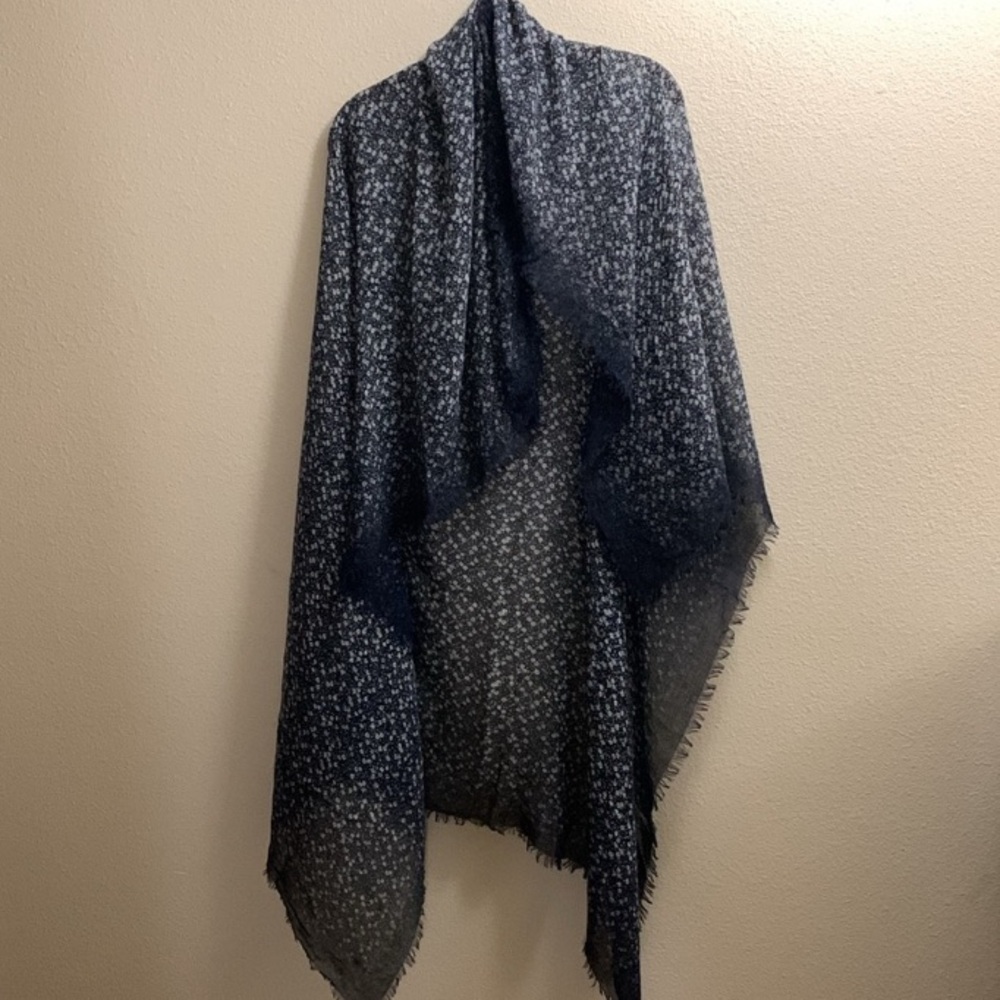 Ann Taylor Loft Factory Navy Blue Ditsy Floral Shawl Scarf Wrap Poly Wool Rayon - Picture 4 of 8